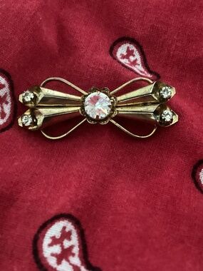 Vintage ribbon brooch in great condition..fun pin for summer jacket.